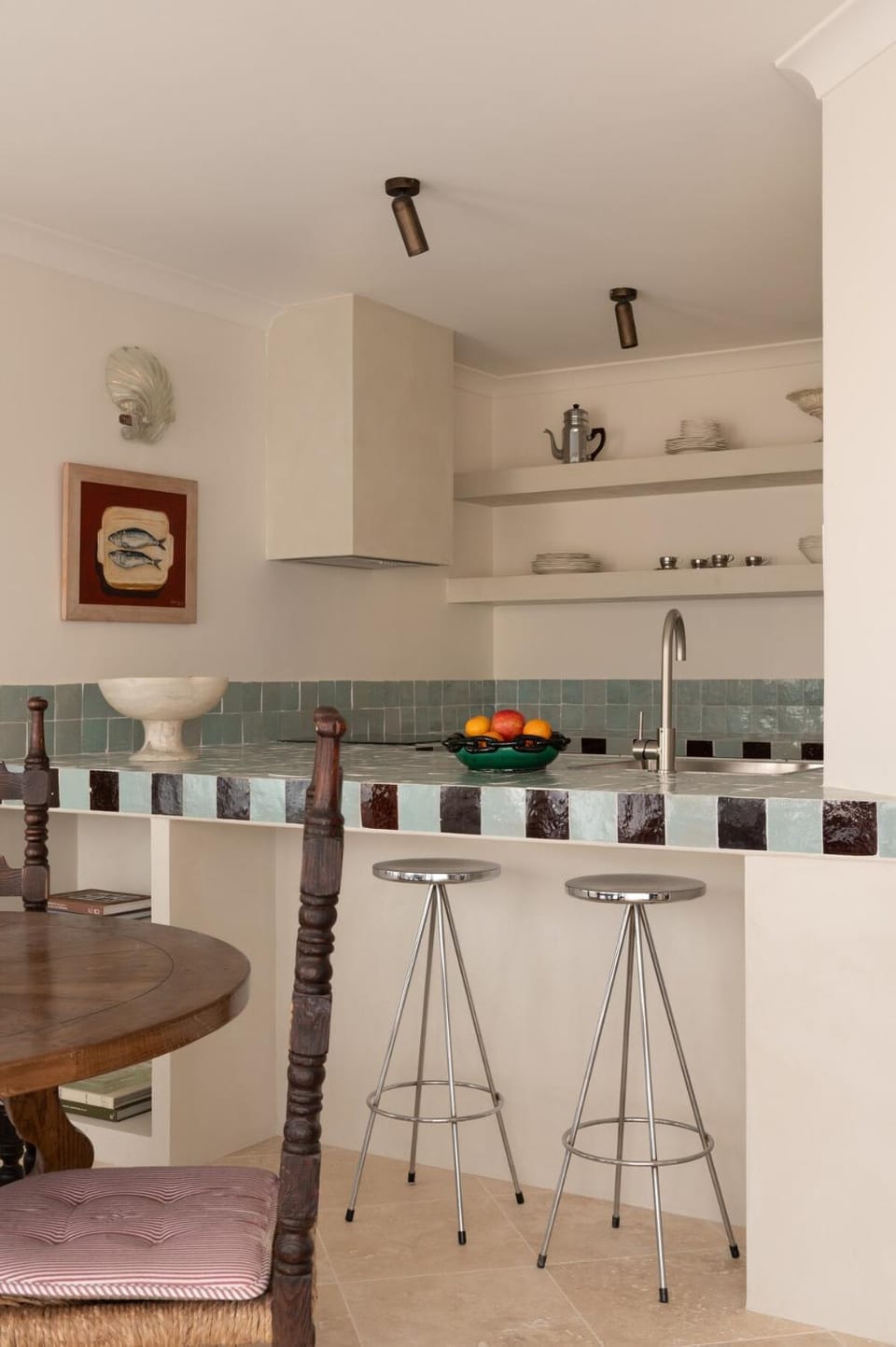Coffee/tea facilities, Kitchen or kitchenette, Dining area, stove