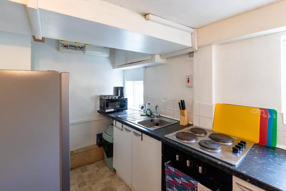 Kitchen or kitchenette, minibar, oven, stove