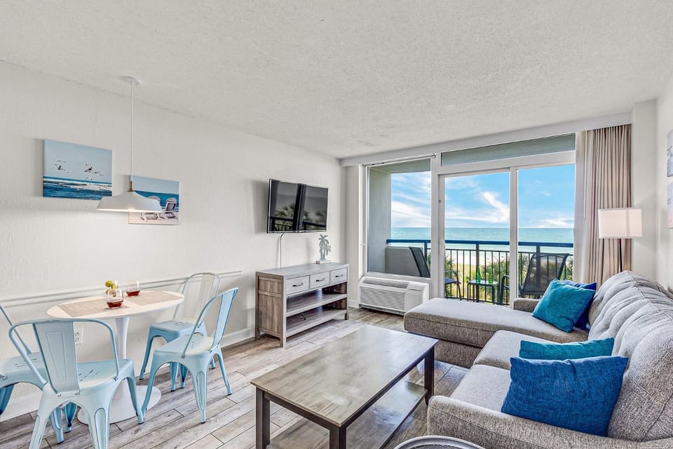 Communal lounge/ TV room, TV and multimedia, View (from property/room), Balcony/Terrace, Living room, Seating area, Dining area, Evening entertainment, Sea view