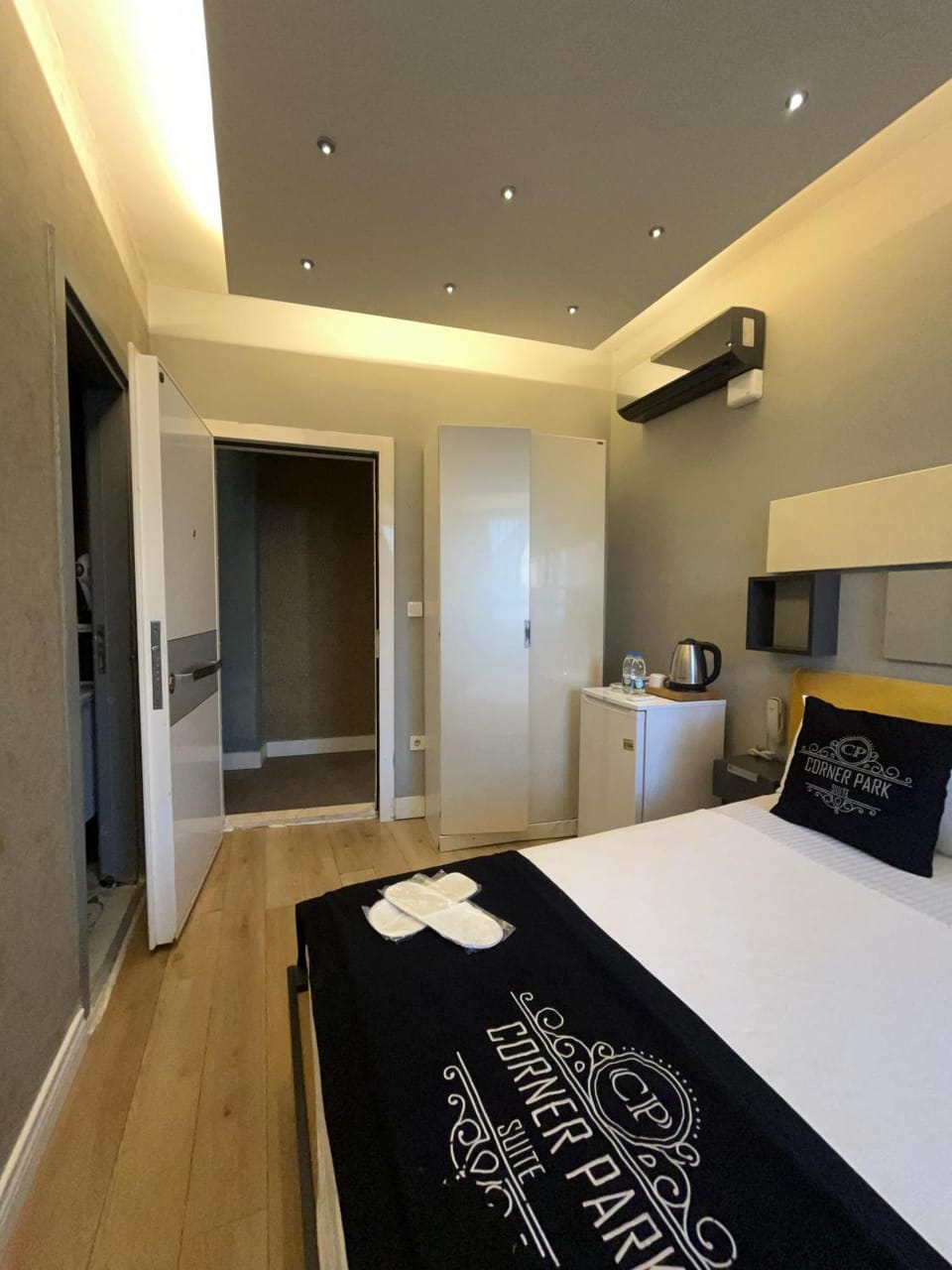 Bed, Photo of the whole room, air conditioner