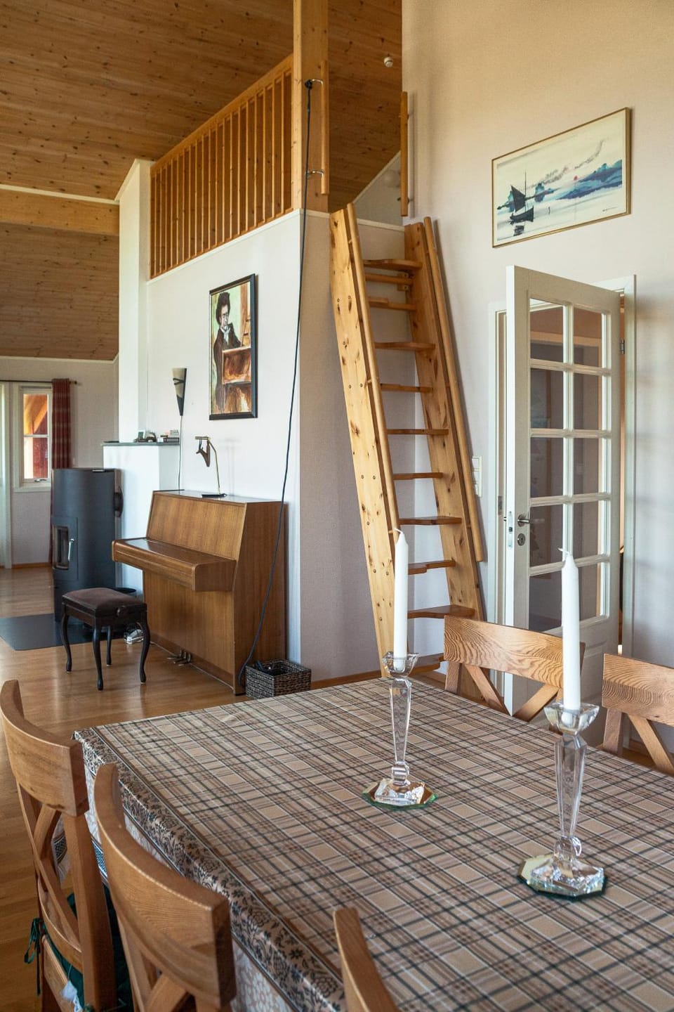 Dining area, fireplace