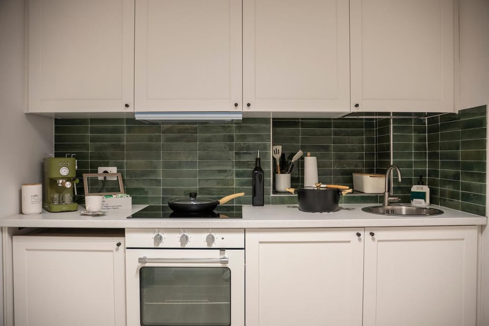 Coffee/tea facilities, Kitchen or kitchenette, stove