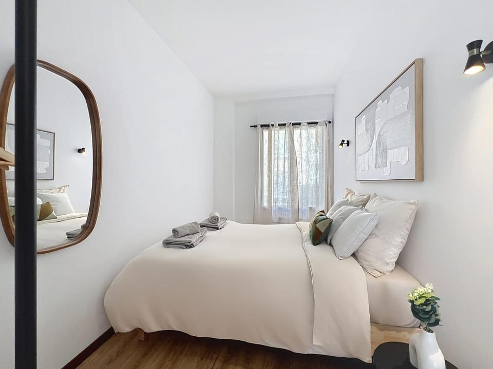 Photo of the whole room, Bedroom