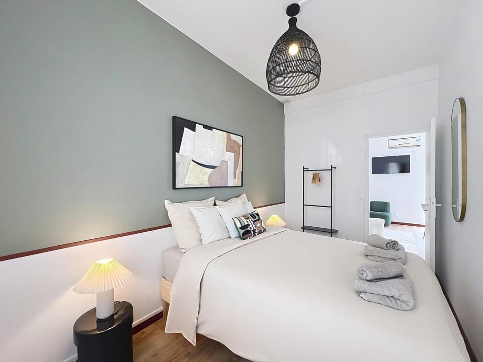 Photo of the whole room, Bedroom