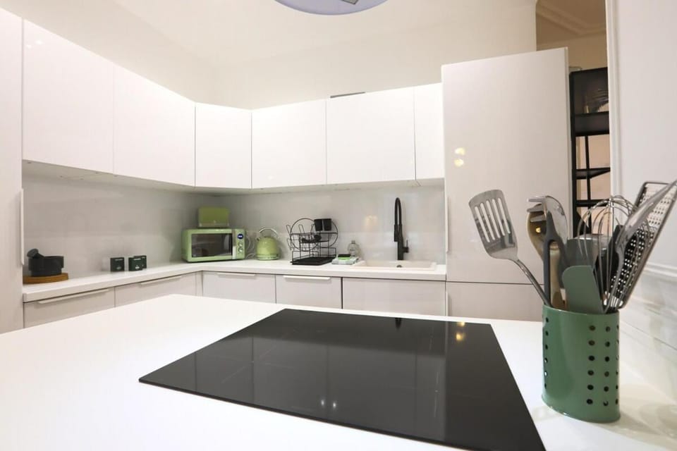 Coffee/tea facilities, Kitchen or kitchenette, stove, toaster