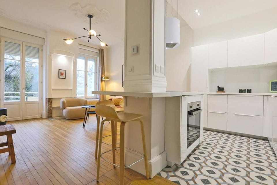 Kitchen or kitchenette, Living room, Seating area, Dining area