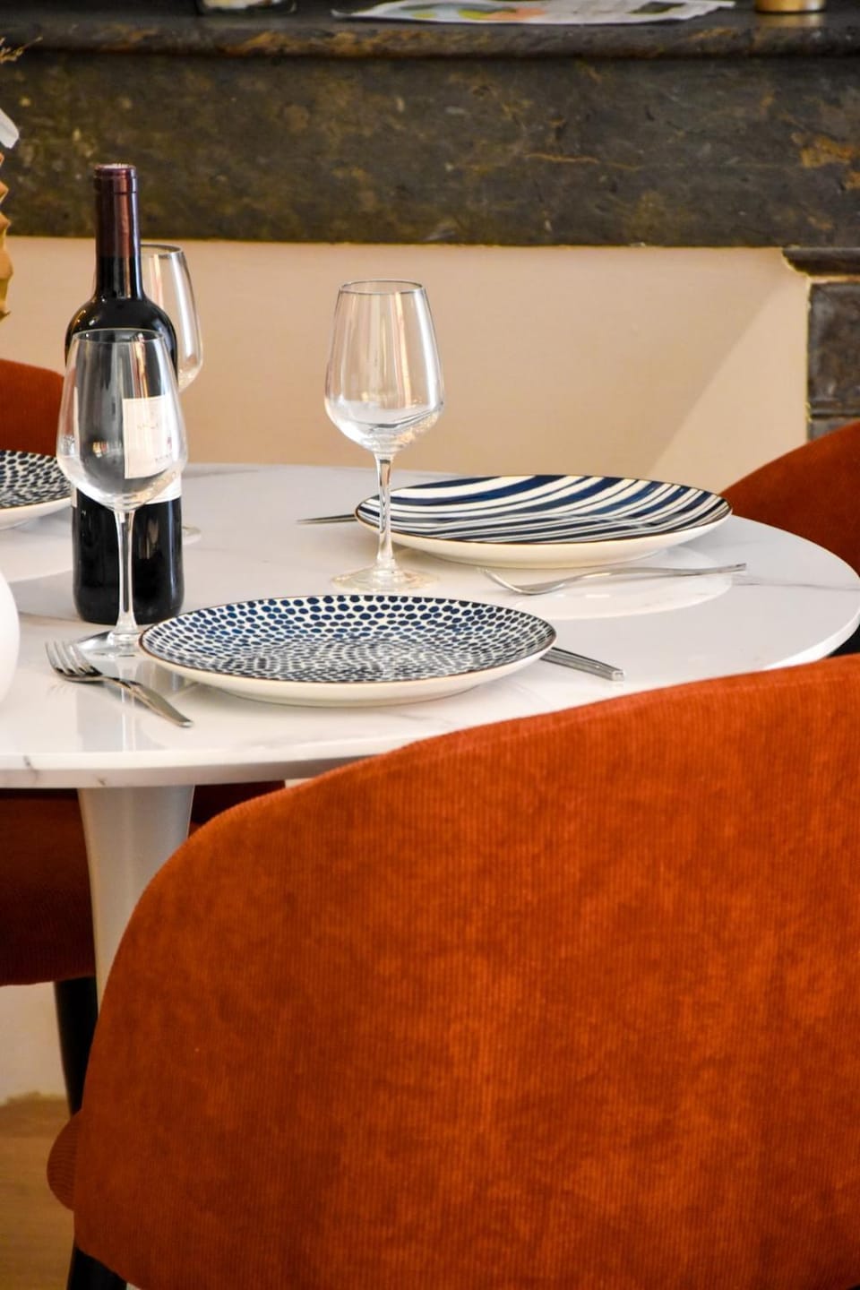 Living room, Food and drinks, Seating area, Drinks, Alcoholic drinks