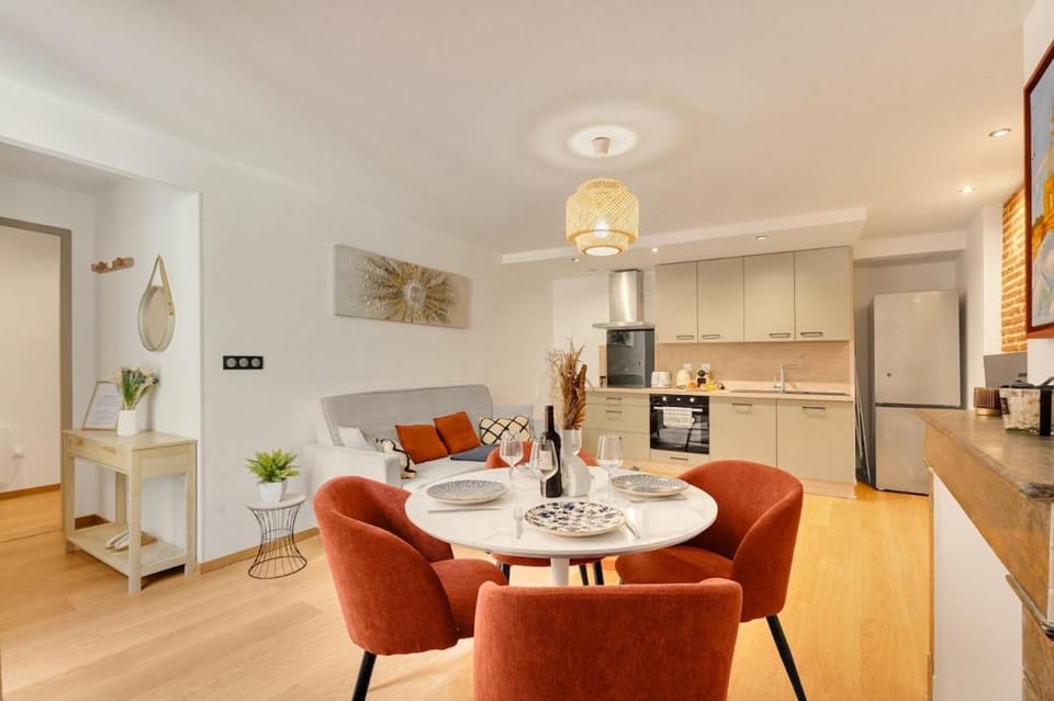 TV and multimedia, Kitchen or kitchenette, Living room, Seating area, Dining area, stove