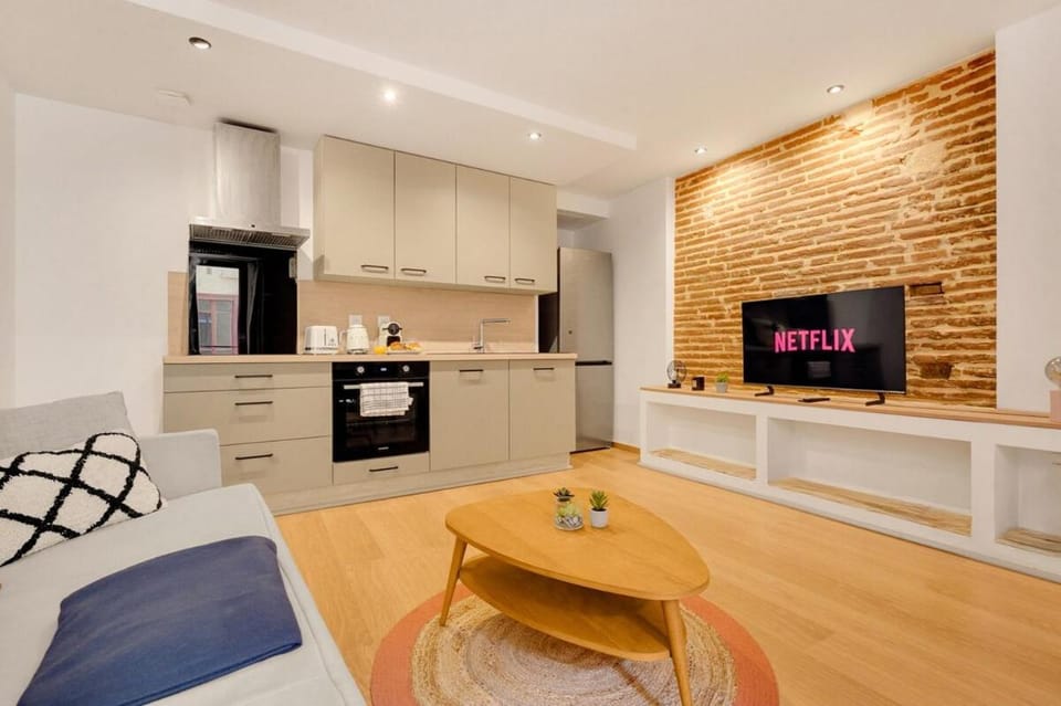 Kitchen or kitchenette, Dining area, dishwasher, oven, stove