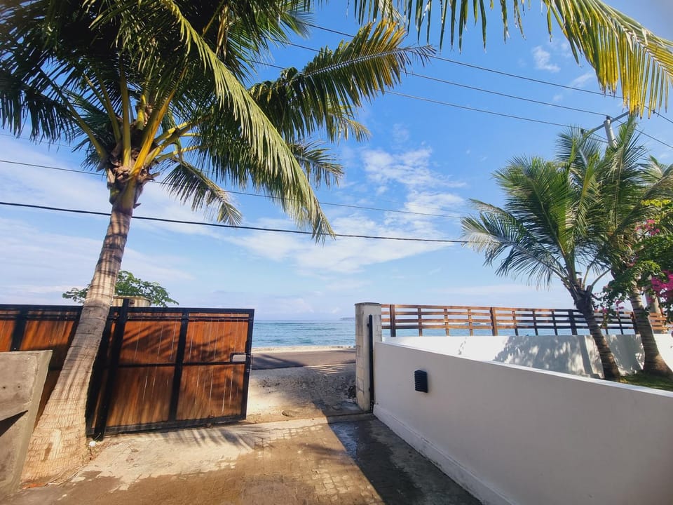Facade/entrance, Sea view