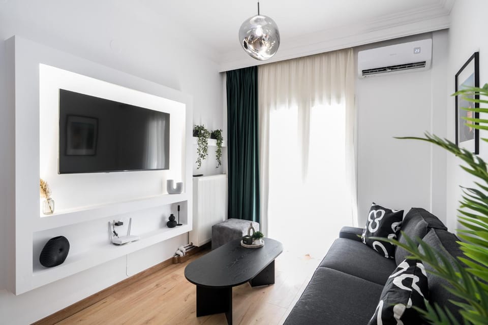 TV and multimedia, Living room, Seating area, air conditioner