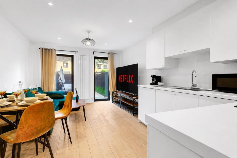 Luxury Designer Garden House with Private Parking - Prime Central London - Ideal for Families, Couples And Remote Work Apartment in London Borough of Hackney