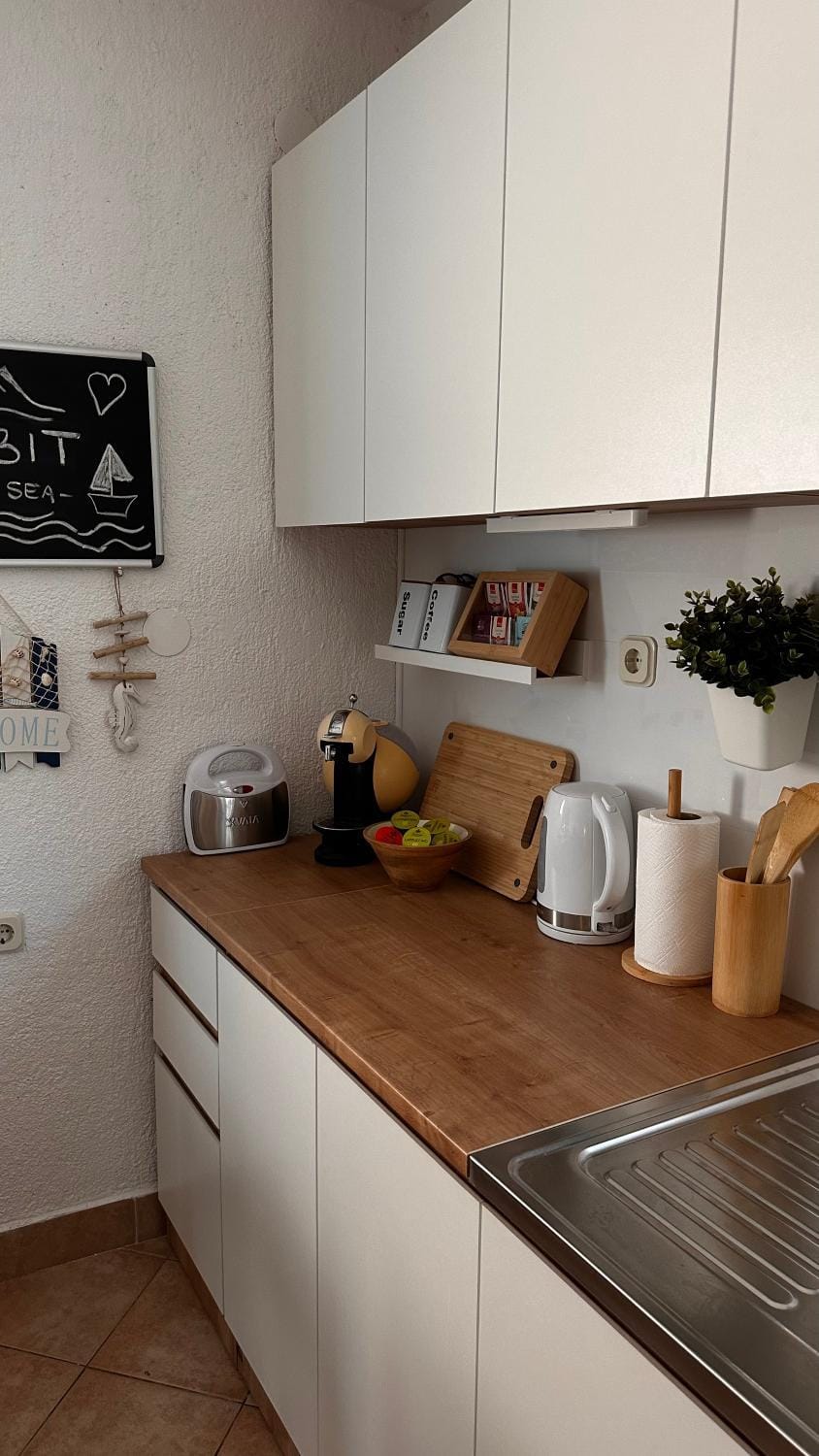 Coffee/tea facilities, Kitchen or kitchenette, stove, toaster