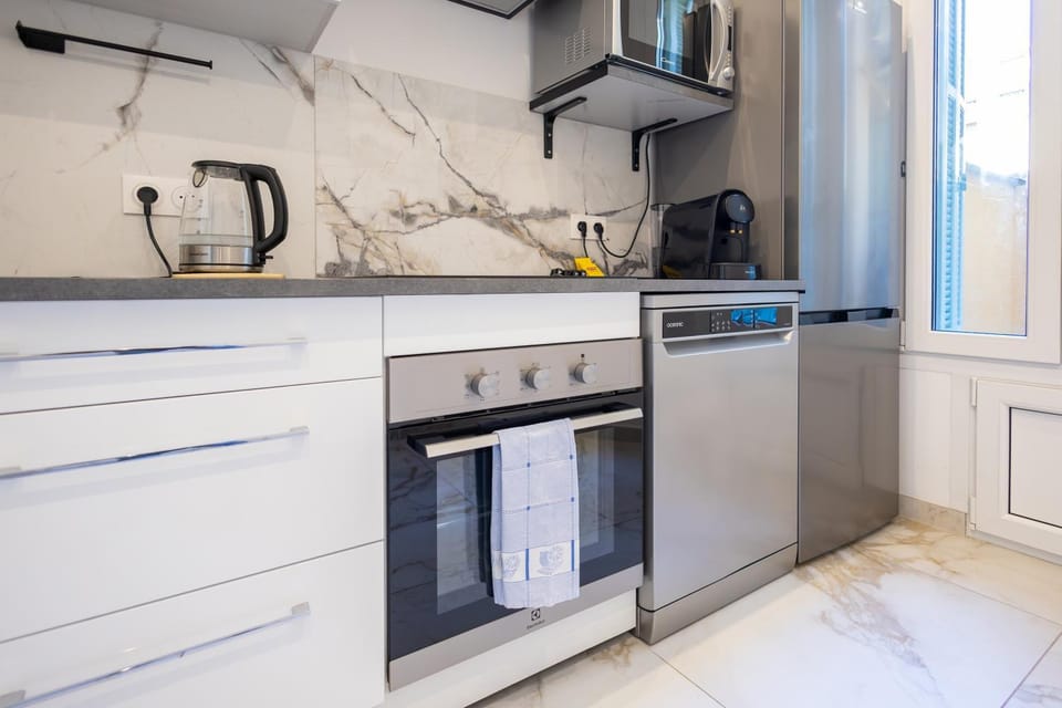 Coffee/tea facilities, dishwasher, microwave, oven, kitchen