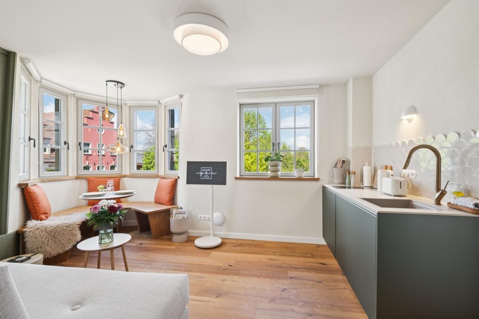 TV and multimedia, Kitchen or kitchenette, Living room, Seating area, Dining area, kitchen