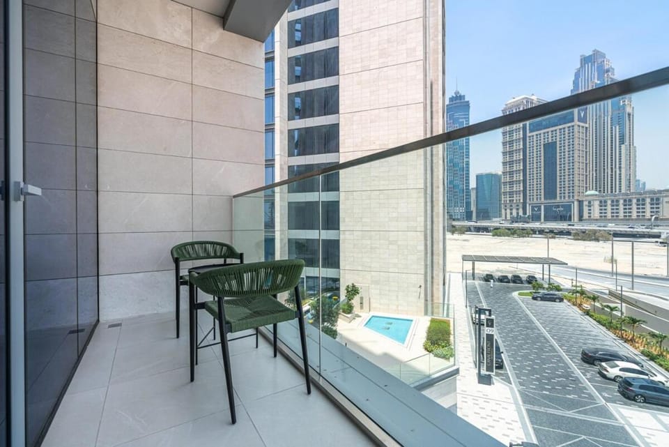 Stylish 1 BR in Canal Front with Pool and Gym Access Apartment in Dubai