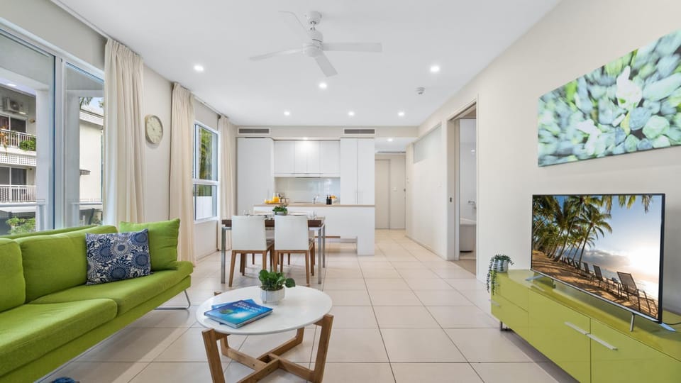 TV and multimedia, Kitchen or kitchenette, Living room, Seating area, Dining area