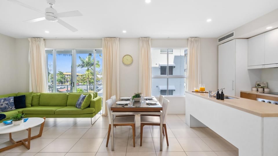 Kitchen or kitchenette, Living room, Seating area, Dining area