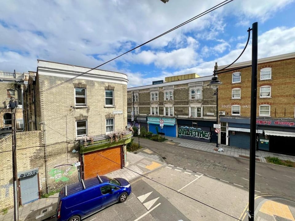 The Brixton Vining Street 4-Bed Urban Retreat BT7 Apartment in London