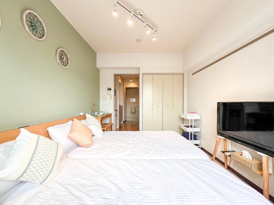 Bed, TV and multimedia, Living room, Photo of the whole room, Bedroom