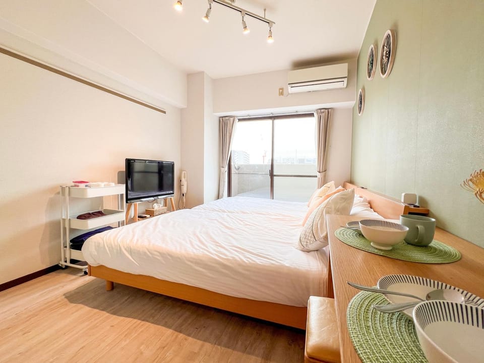 Bed, TV and multimedia, Living room, Photo of the whole room, Bedroom, air conditioner