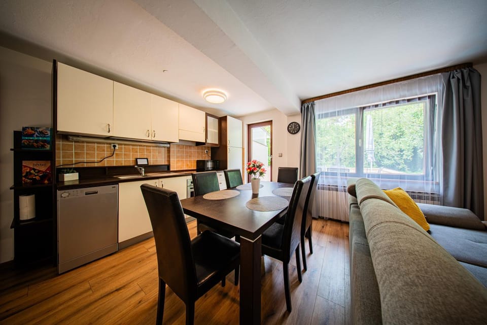 Kitchen or kitchenette, Living room, Seating area, Dining area, Family, heating, internet, microwave, oven, stove