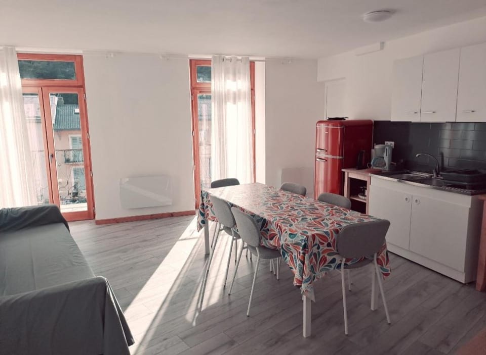 Kitchen or kitchenette, Living room, Dining area, oven, stove