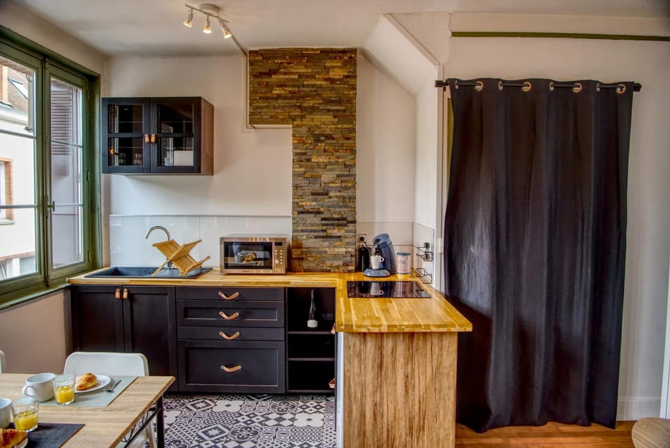 Coffee/tea facilities, Kitchen or kitchenette, microwave, oven, stove