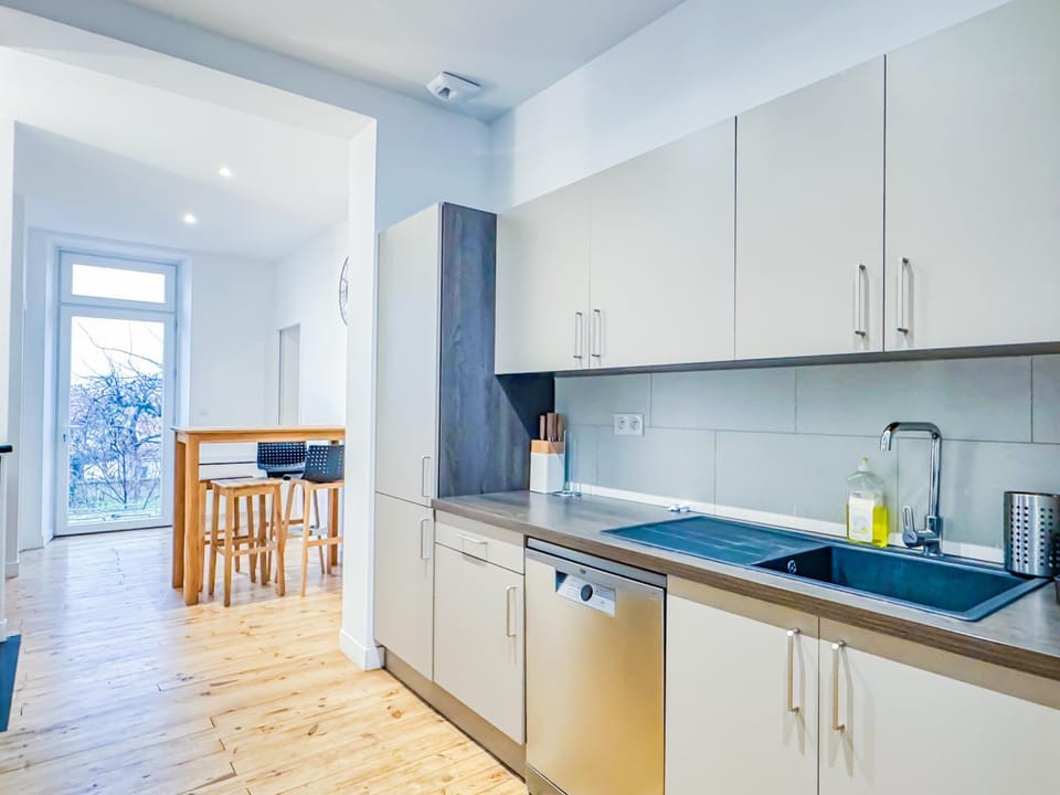 Kitchen or kitchenette, Dining area, stove