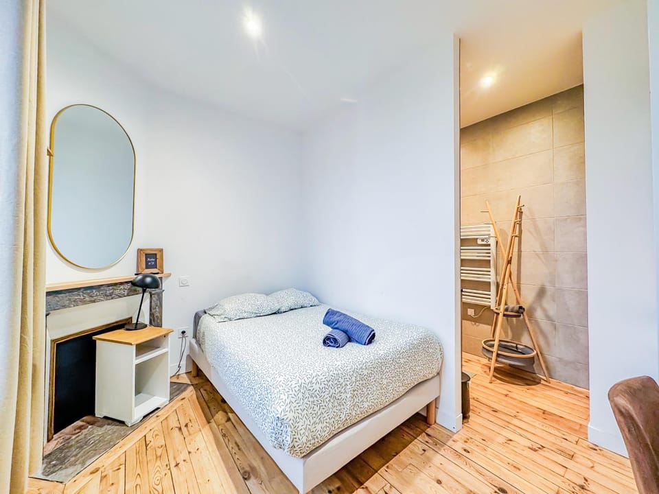 Bed, Bedroom, towels