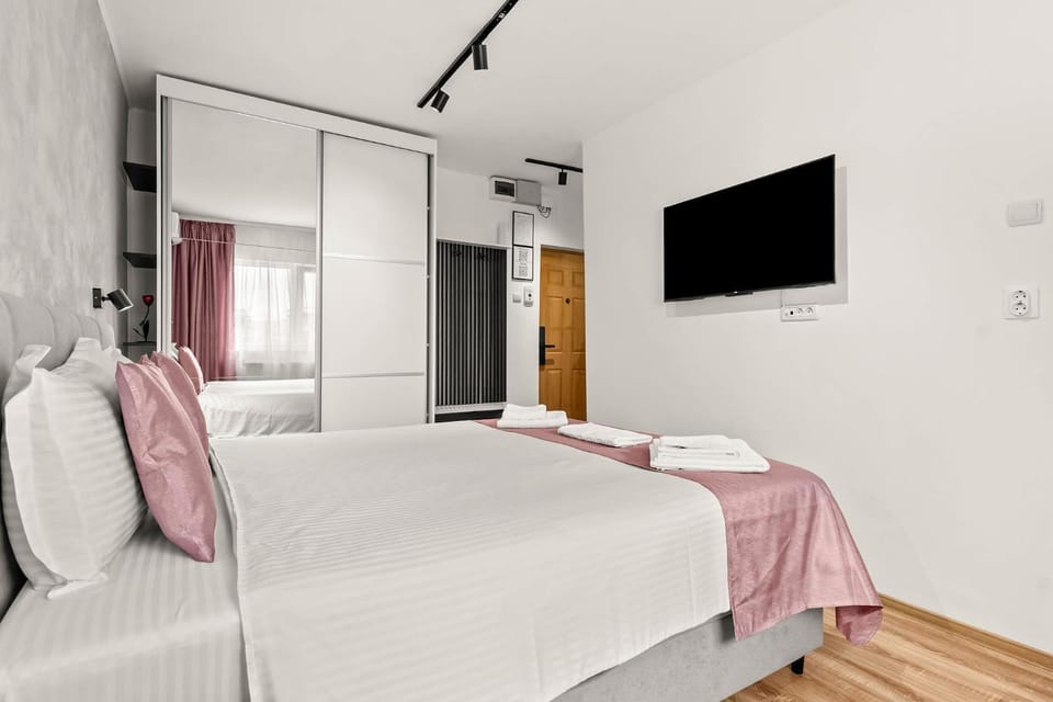 Bed, TV and multimedia, Photo of the whole room, Bedroom, towels