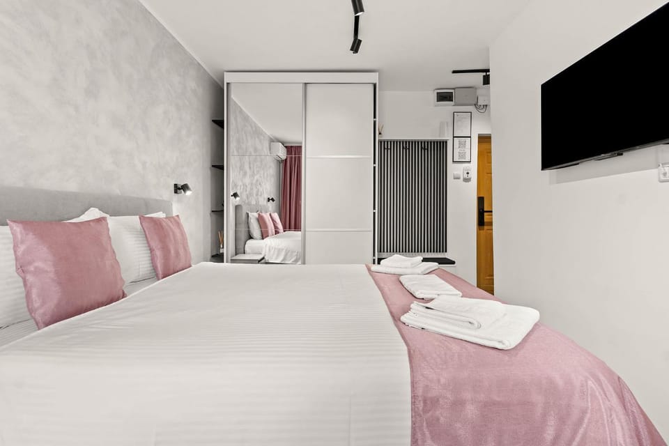 Bed, TV and multimedia, Bedroom, towels, wardrobe
