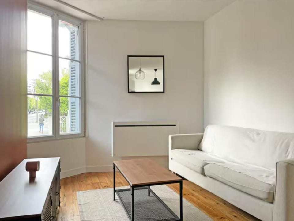 Bed, Living room, Photo of the whole room, Seating area, Bedroom