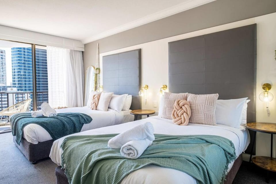 Bed, Bedroom, towels
