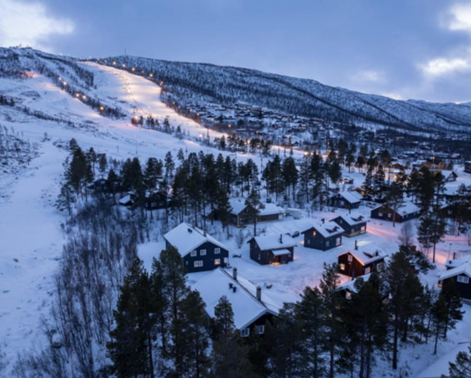 Property building, Natural landscape, Activities, Winter, Skiing, Skiing, Mountain view