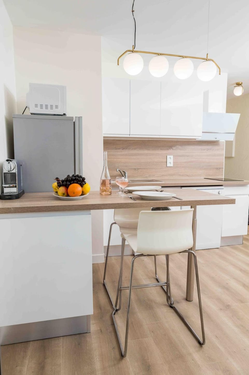 Kitchen or kitchenette, Dining area