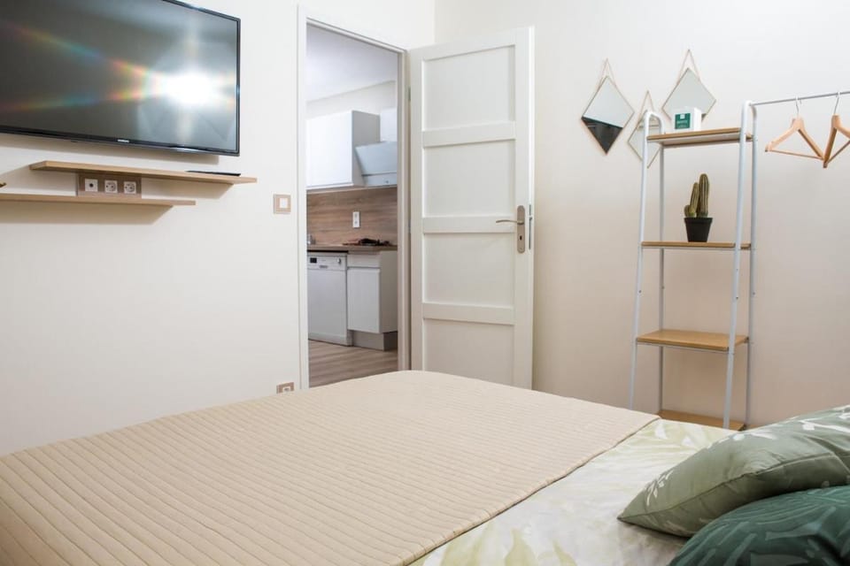 Bed, TV and multimedia, Bedroom, wardrobe