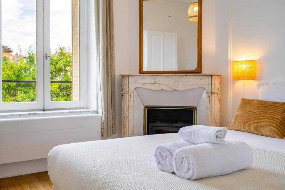 Bed, Bedroom, towels