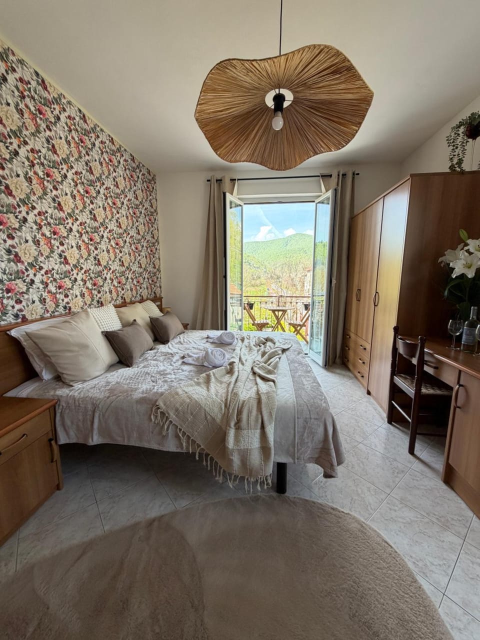 Bed, Natural landscape, Photo of the whole room, Bedroom