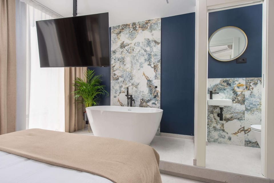 Bed, TV and multimedia, Bath