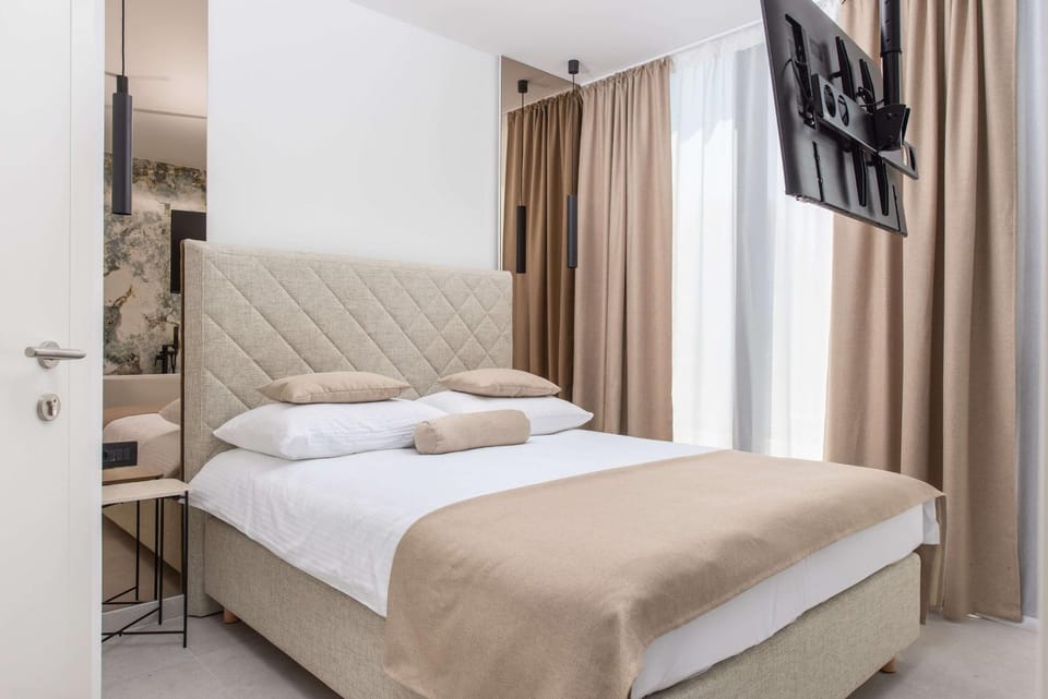 Bed, TV and multimedia, Photo of the whole room, Bedroom