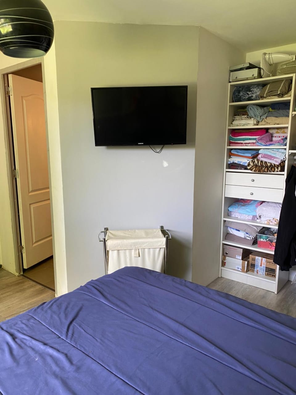Bed, TV and multimedia, Bedroom