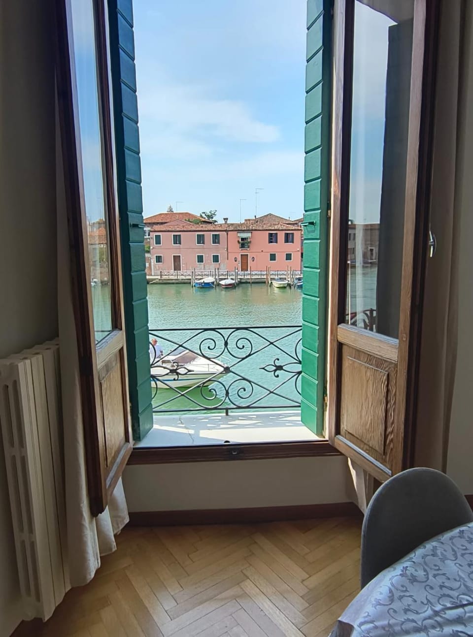 View (from property/room), Living room, Seating area, Lake view, Landmark view