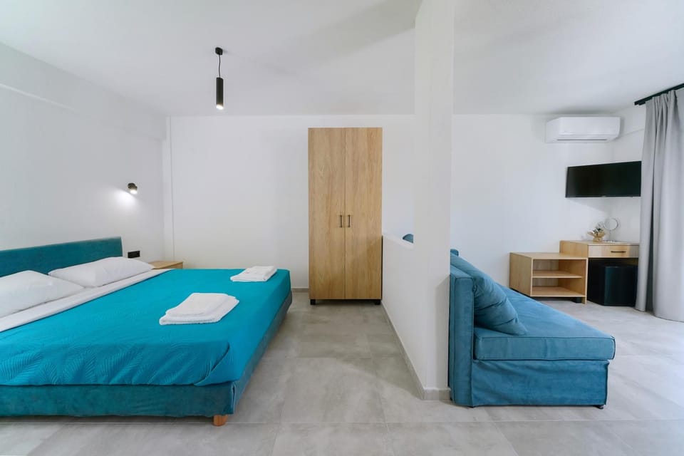 Communal lounge/ TV room, Bed, Living room, Photo of the whole room, Seating area, towels, wardrobe