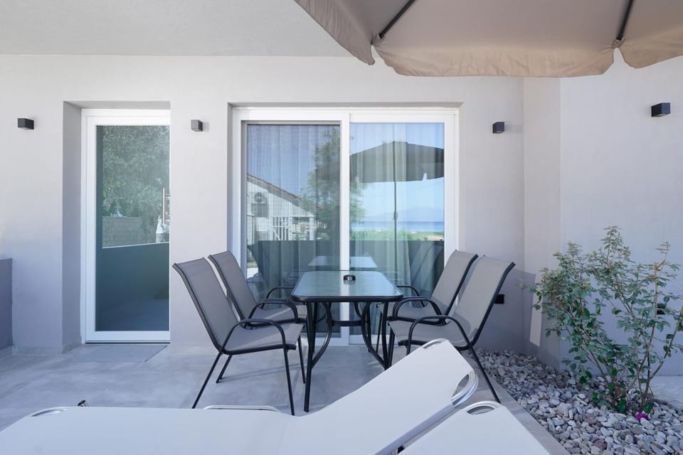 Patio, Day, Natural landscape, View (from property/room), Balcony/Terrace, Living room, Seating area, Dining area