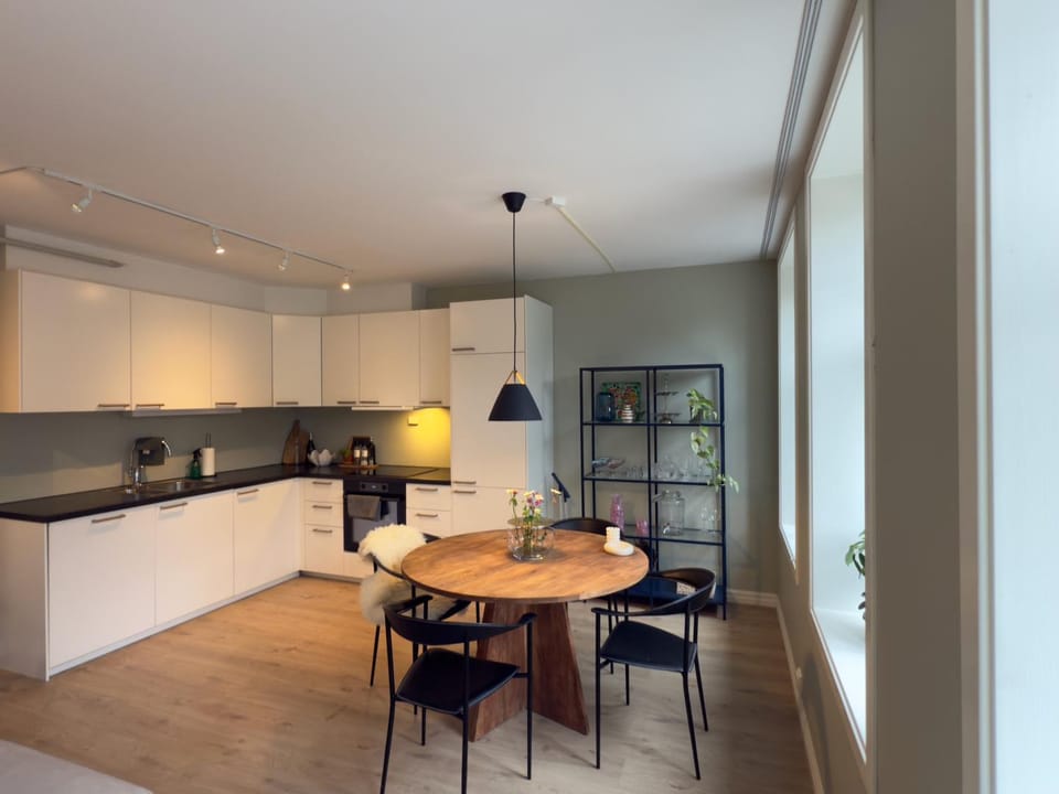 Kitchen or kitchenette, Dining area