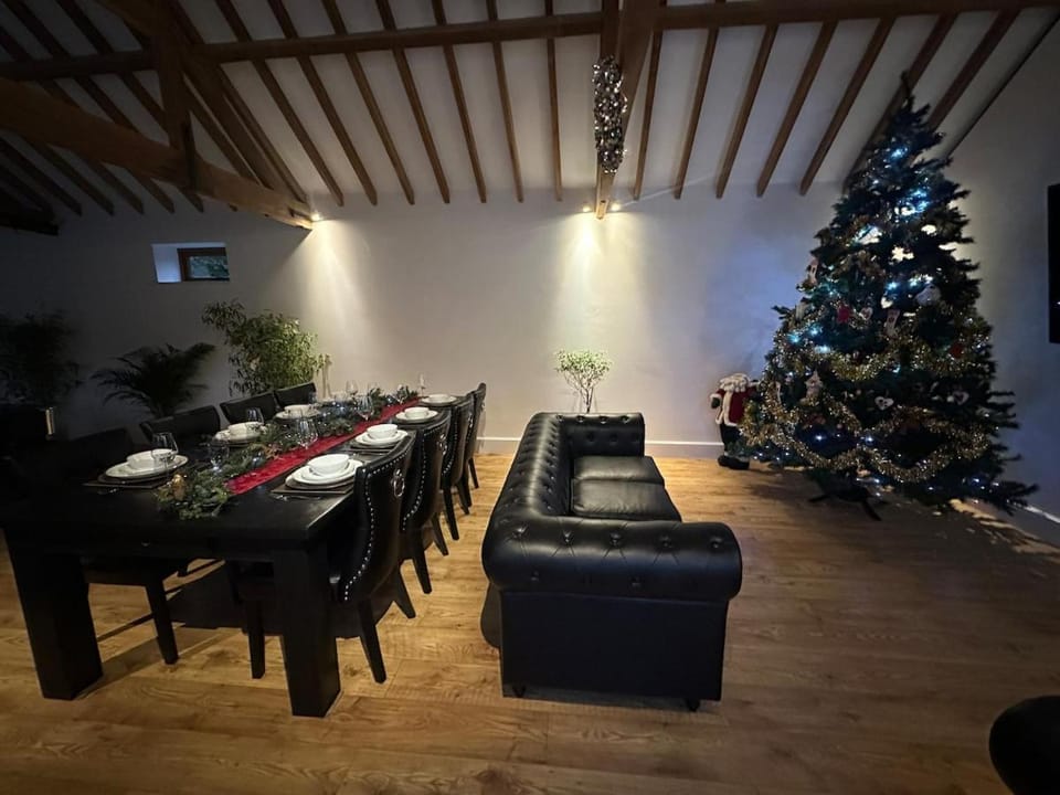 Sleeps18 character barns House in Huntingdonshire District