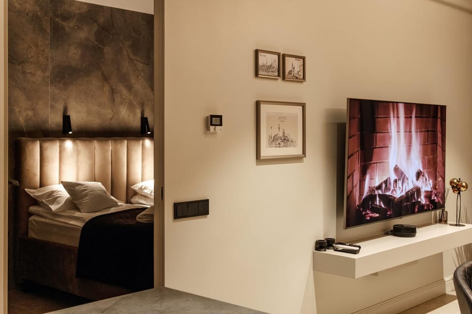 Bed, TV and multimedia, Bedroom