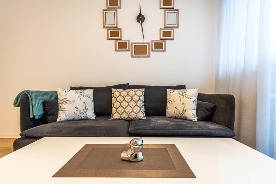 Living room, Photo of the whole room, Decorative detail, Seating area, Dining area