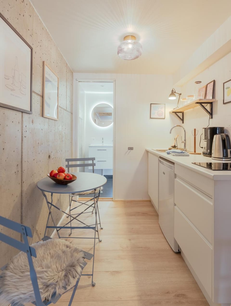 Coffee/tea facilities, Kitchen or kitchenette, Dining area